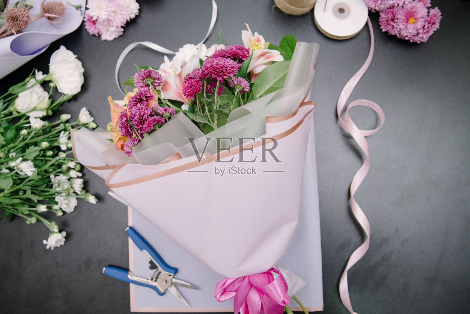 花店设备与鲜花木制背景，俯视图照片摄影图片