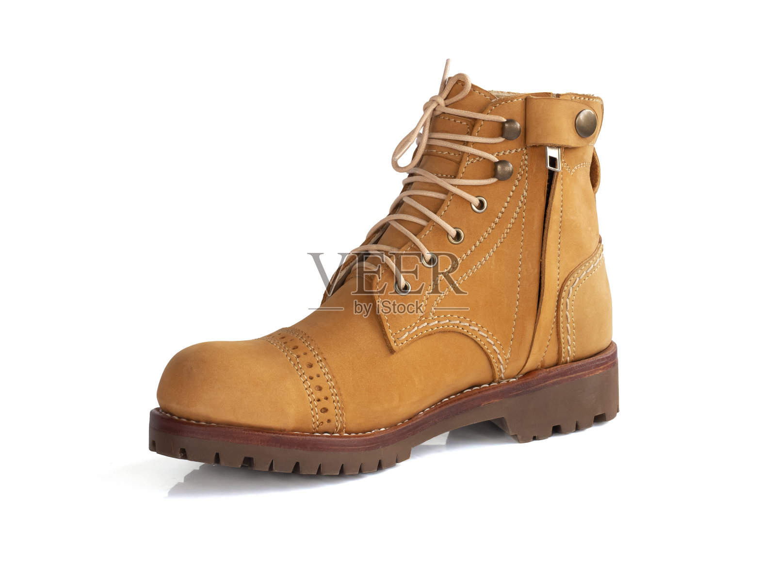 男士时尚黄色靴皮革与拉链隔离在白色背景。剪切路径照片摄影图片