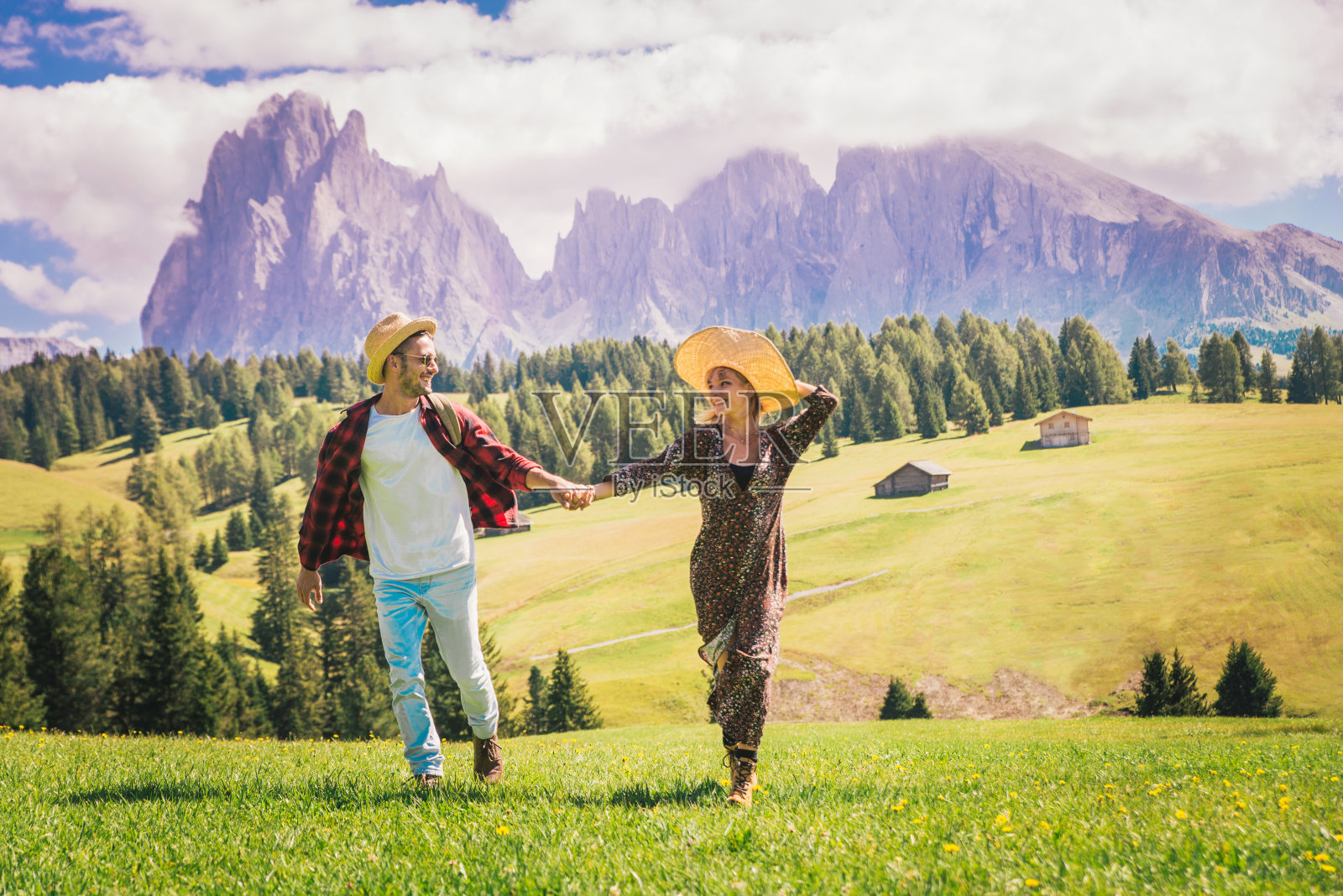 一对游客在大自然中享受旅行照片摄影图片