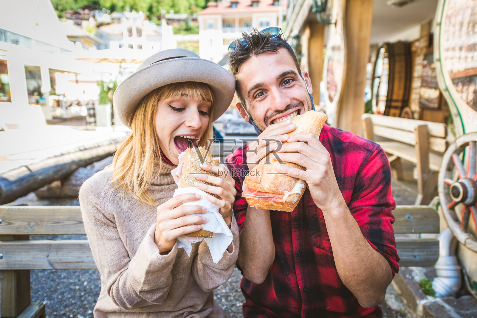 夫妇在餐厅照片摄影图片