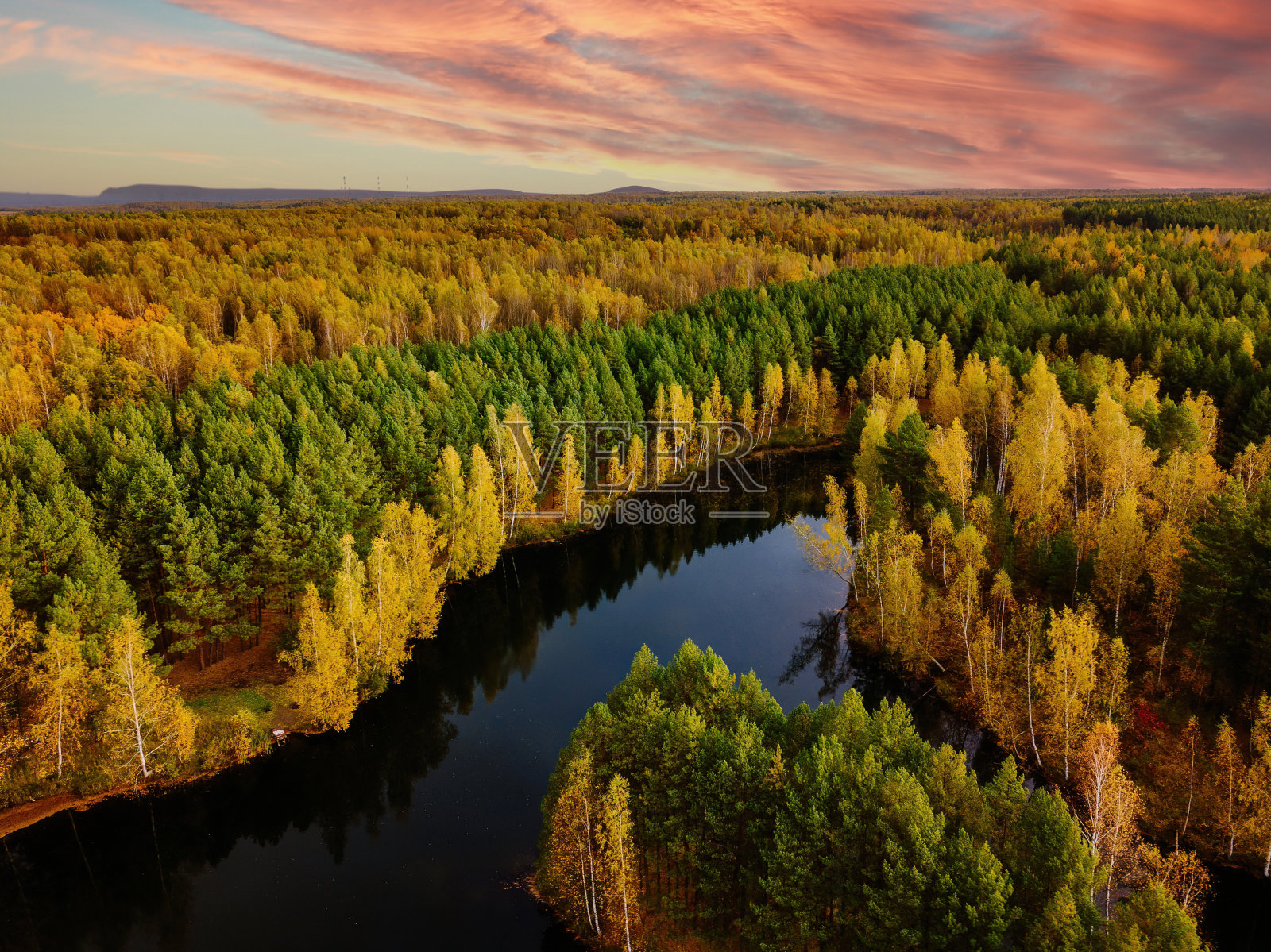 秋景田园，鸟瞰图。村庄，森林和河流从无人机飞行照片摄影图片