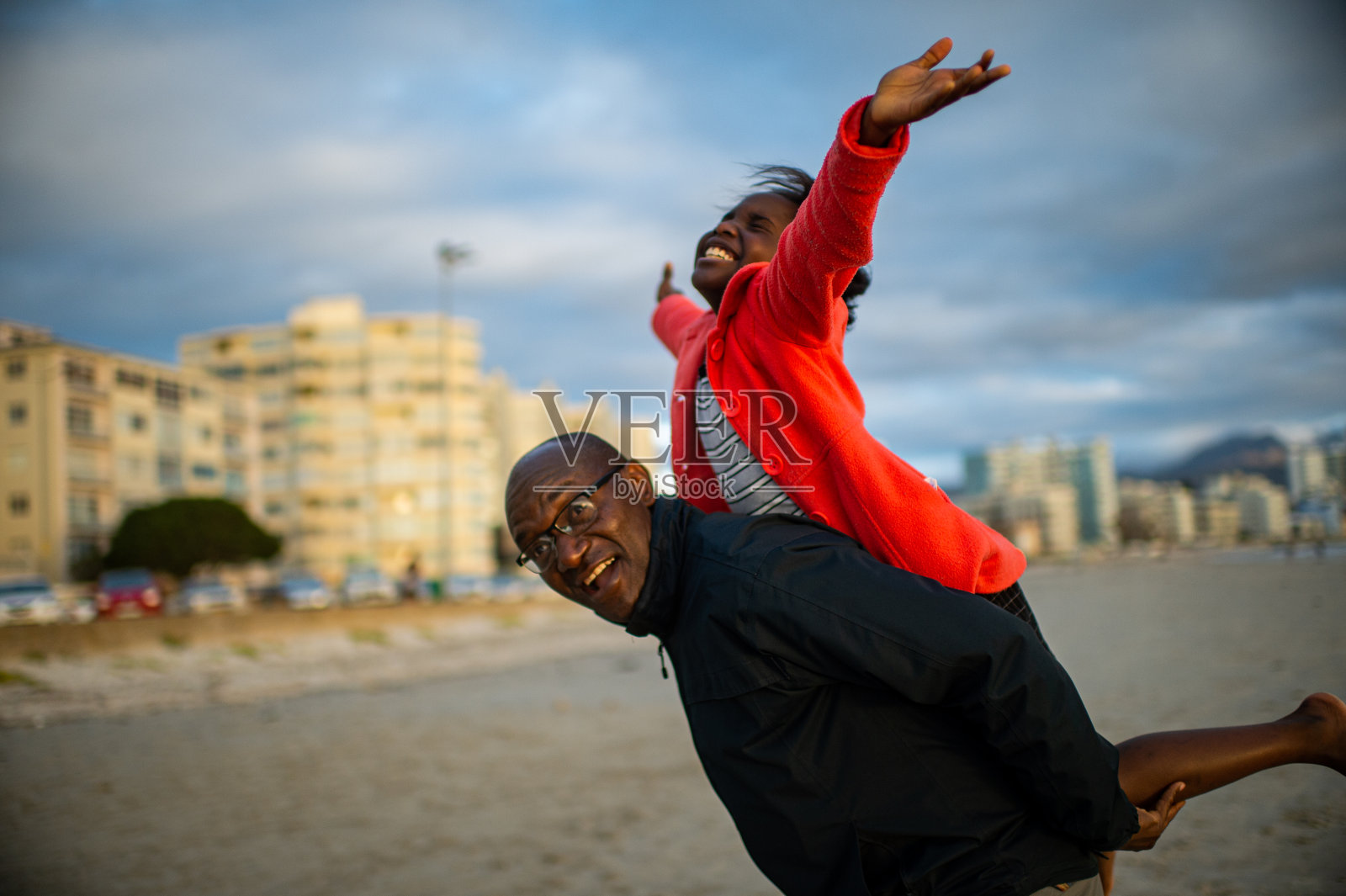 爸爸和女儿在沙滩上玩得很开心照片摄影图片