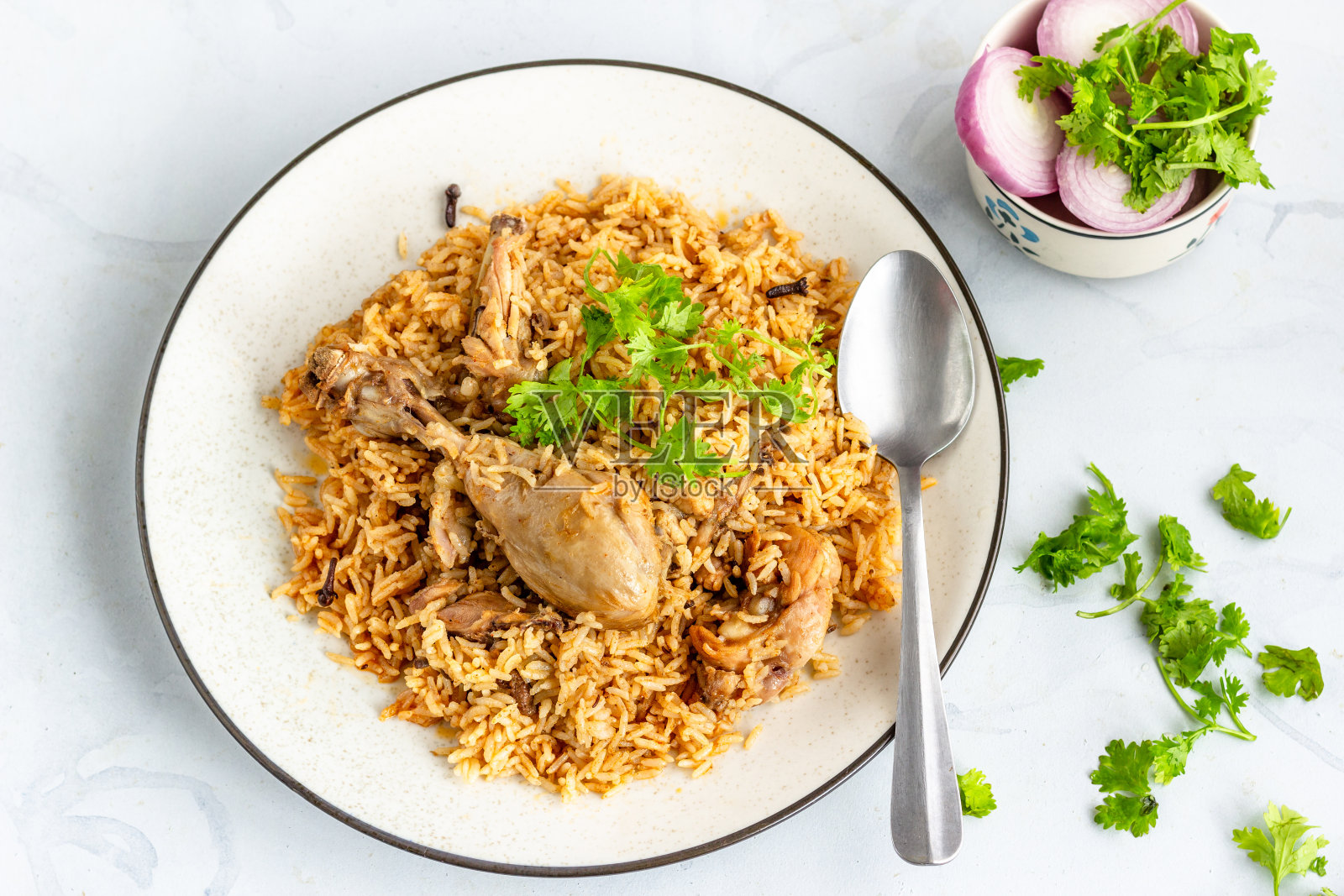 上图是传统印度鸡肉肉饭照片摄影图片