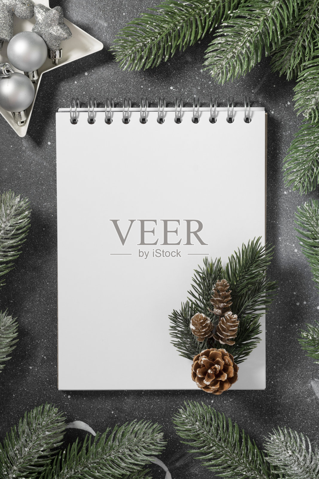 圣诞节或新年假日背景与打开空白记事本，冷杉树枝和圣诞节传统装饰。给圣诞老人的清单或信件。顶部视图与复制空间照片摄影图片