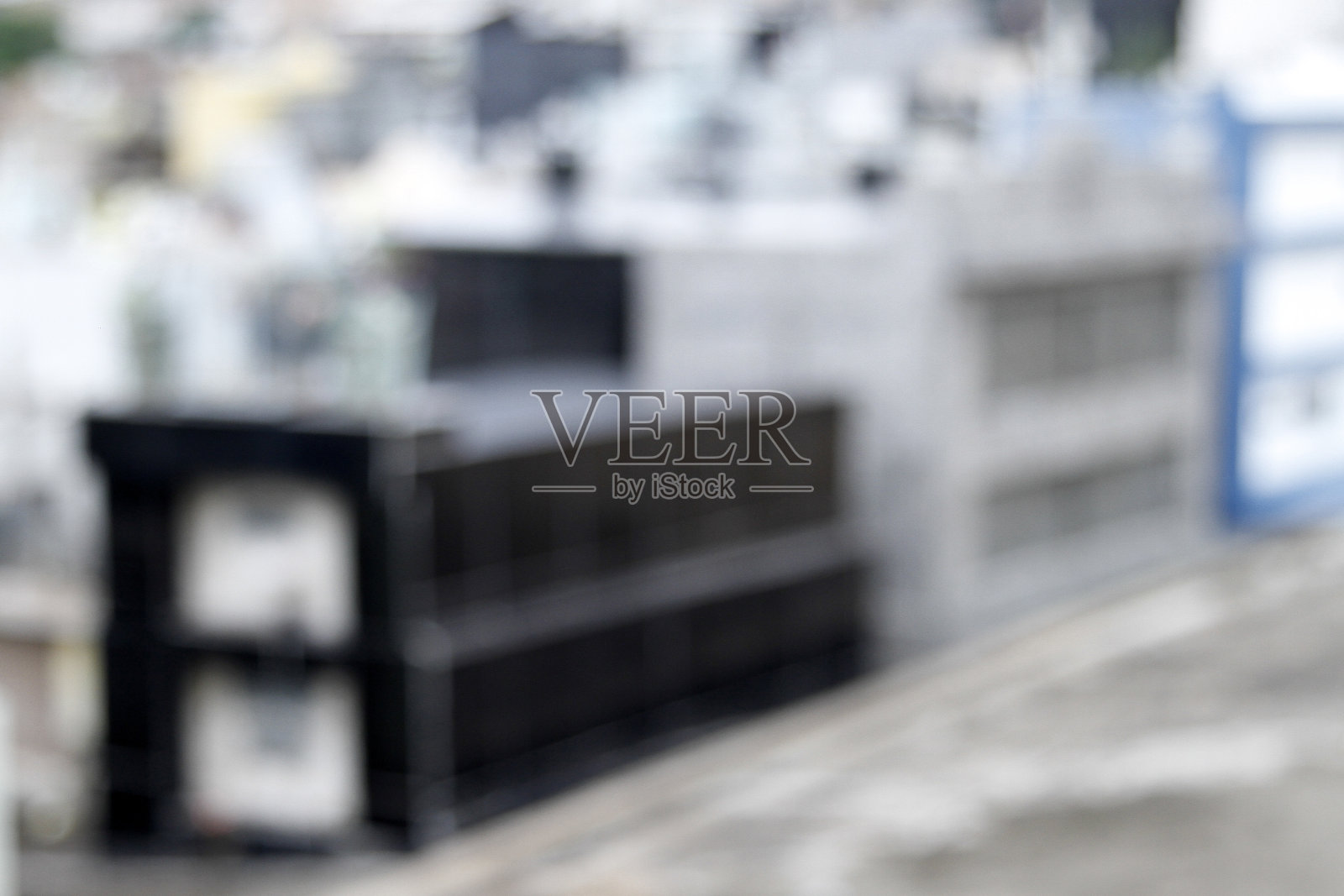 一片墓地里几个坟墓的模糊场景照片摄影图片