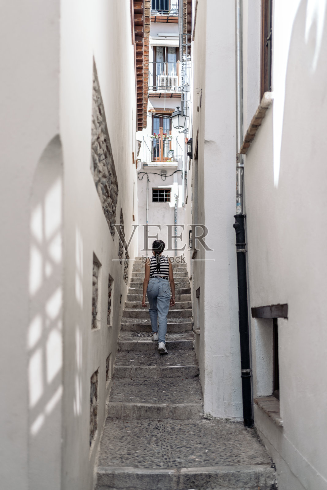 陌生的女游客上楼了照片摄影图片