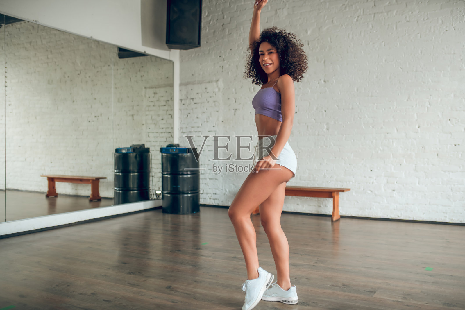 在舞蹈课上做舞蹈动作的女人照片摄影图片