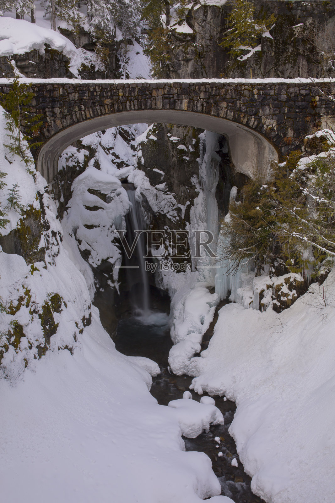 克里斯汀瀑布-在雷尼尔山国家公园-在华盛顿州的冬天照片摄影图片