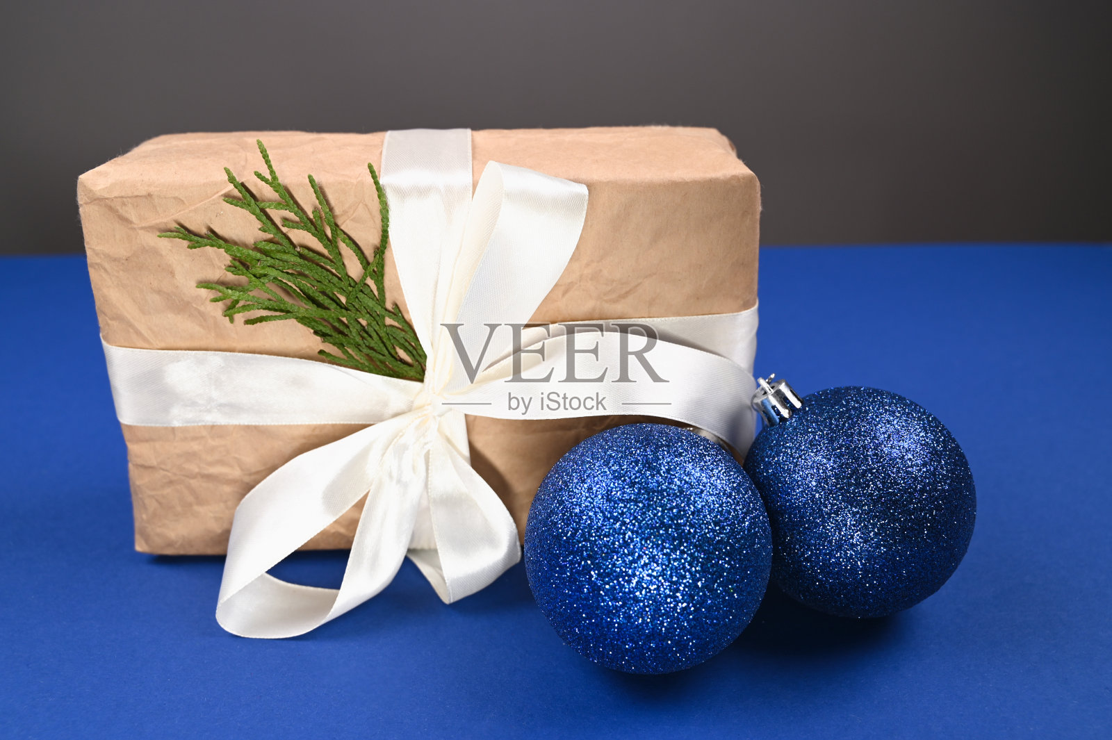 蓝色圣诞球，礼物包装在蓝色背景照片摄影图片