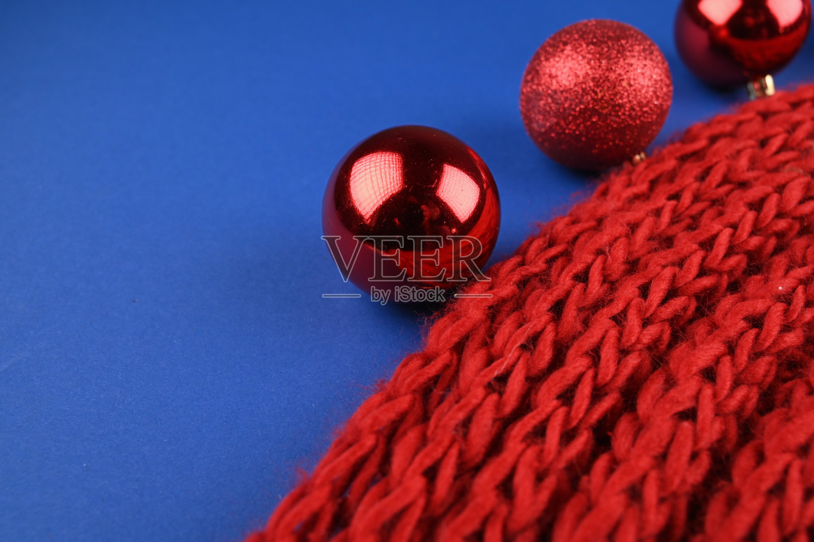 温暖的围巾和圣诞舞会照片摄影图片