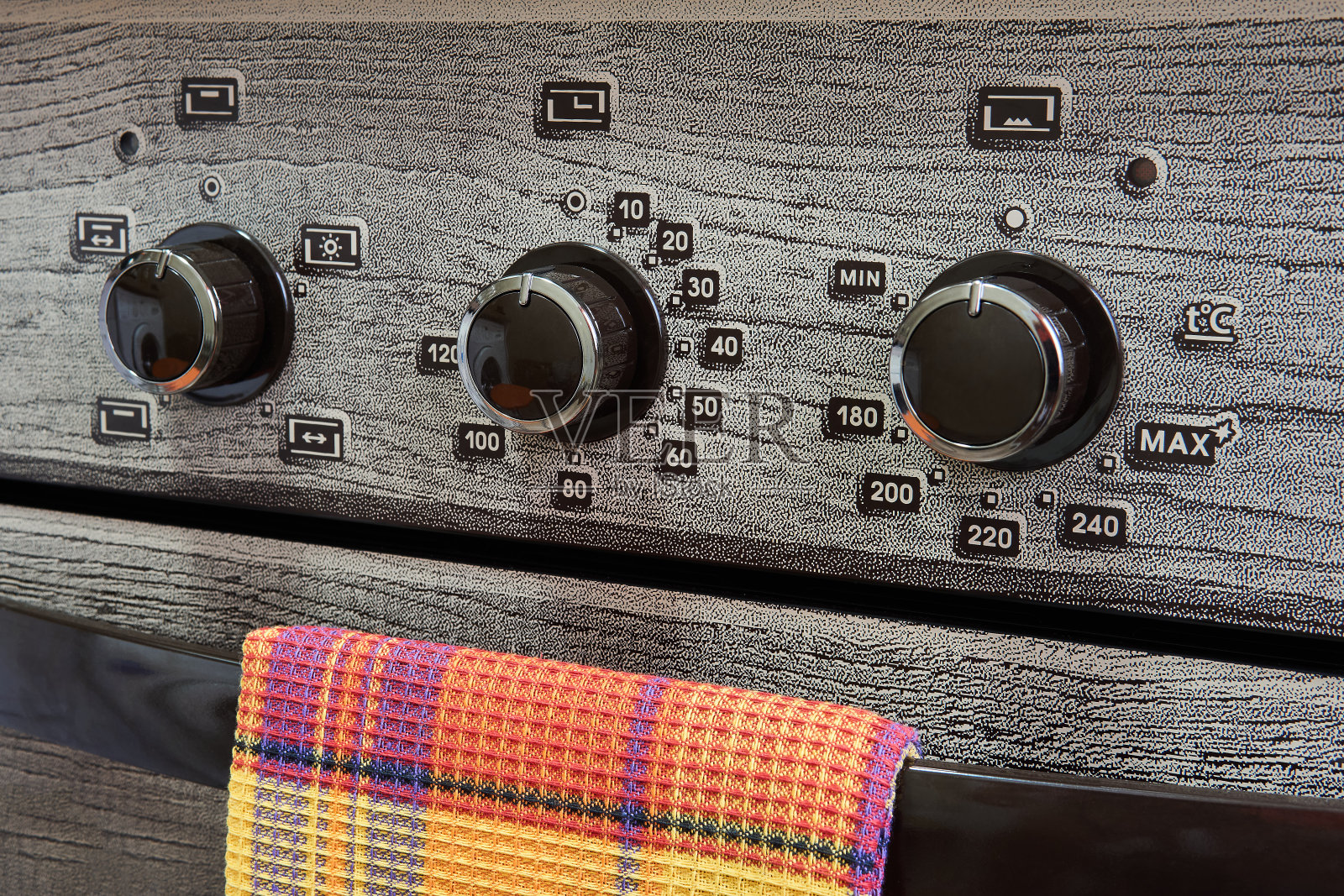 带有开关的家用煤气灶前面板的碎片照片摄影图片