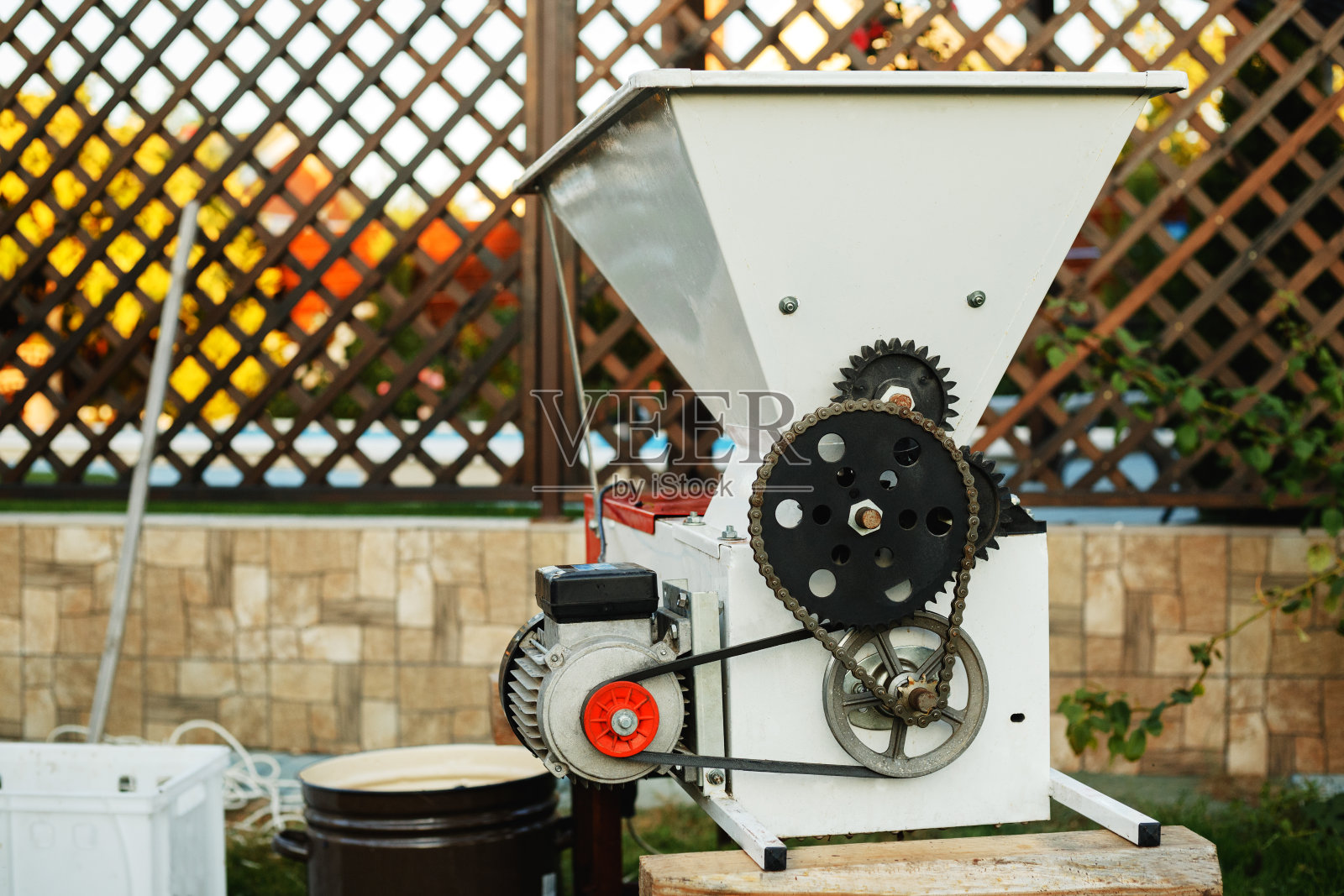 自动破碎机。中小企业的概念。酿酒的过程。自制葡萄酒。照片摄影图片