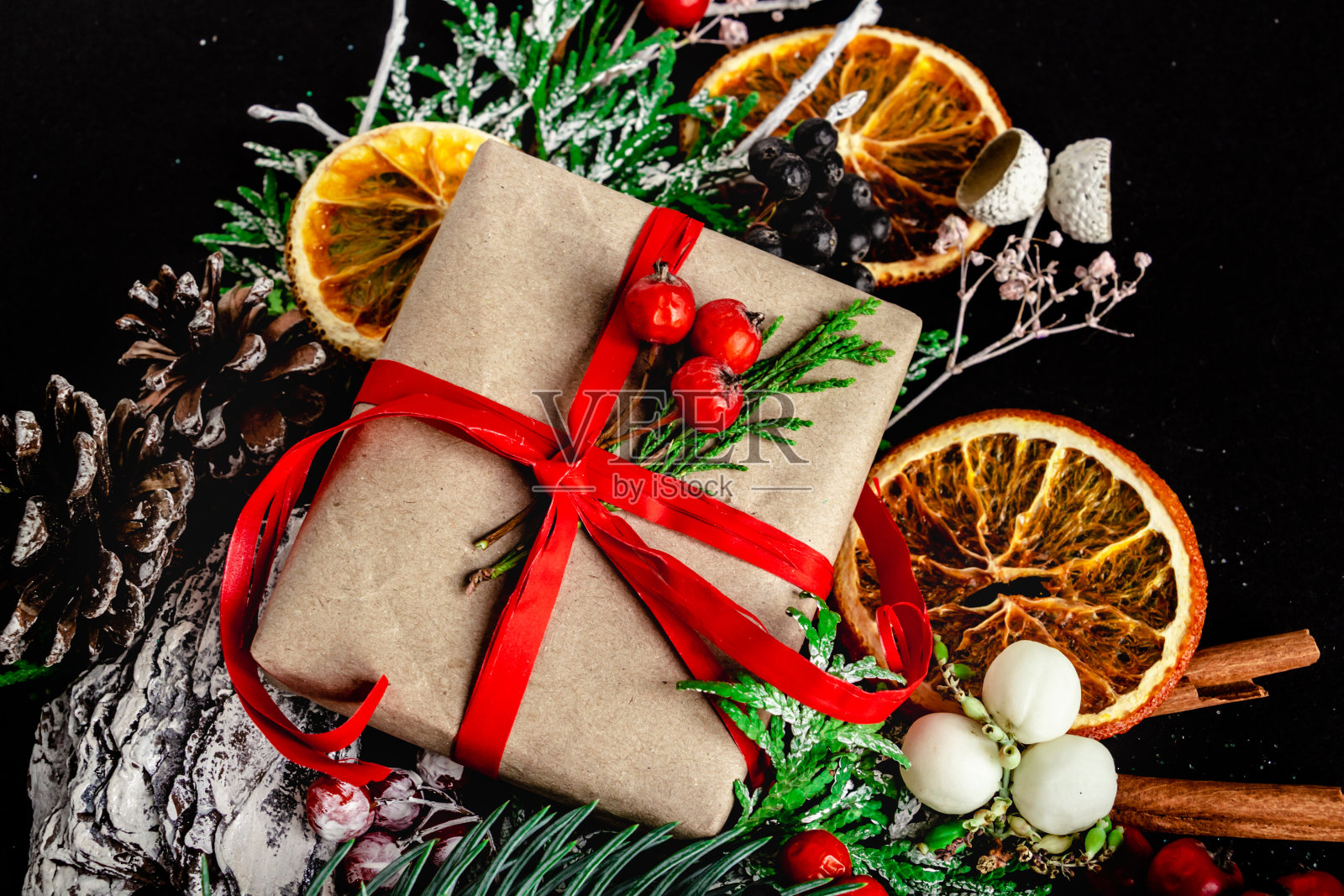 美丽明亮的圣诞和新年作文在黑色的背景，贺卡。平躺，俯视图照片摄影图片