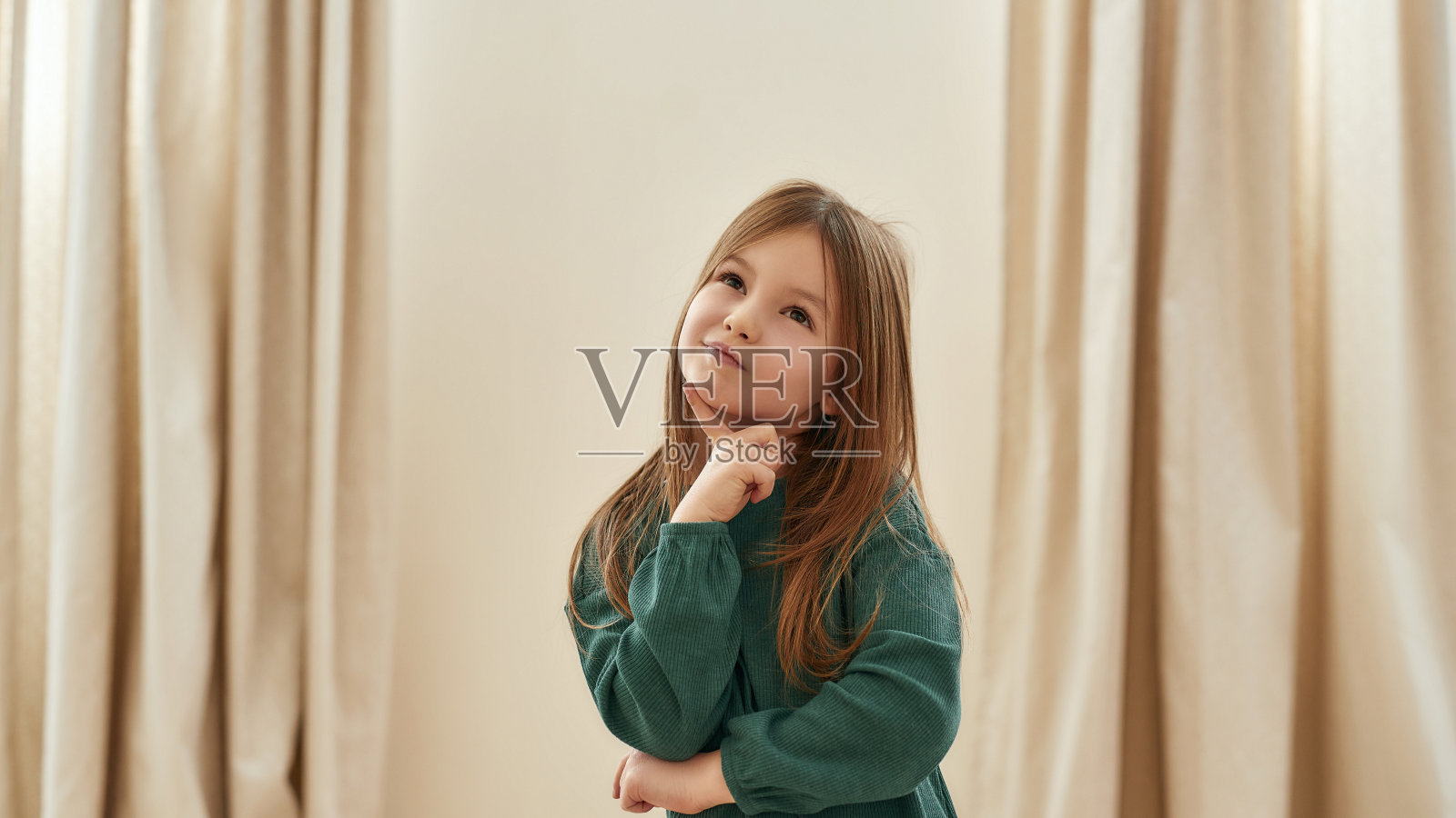 一个可爱的小女孩独自在家思考该做什么照片摄影图片