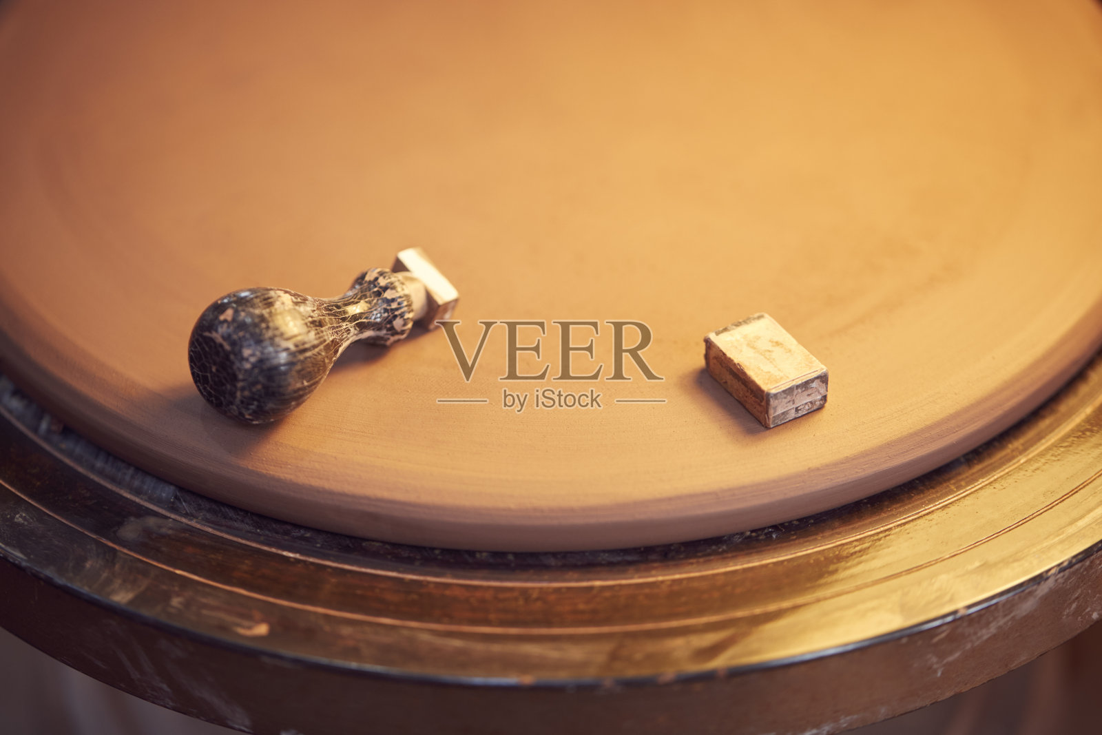 在陶艺工作室的陶土板底部印上制造商的详细资料照片摄影图片