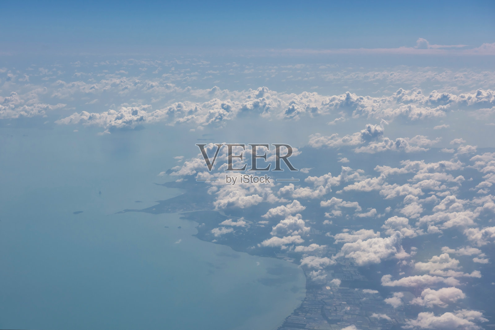 云在海岸上空的空中景观视图照片摄影图片