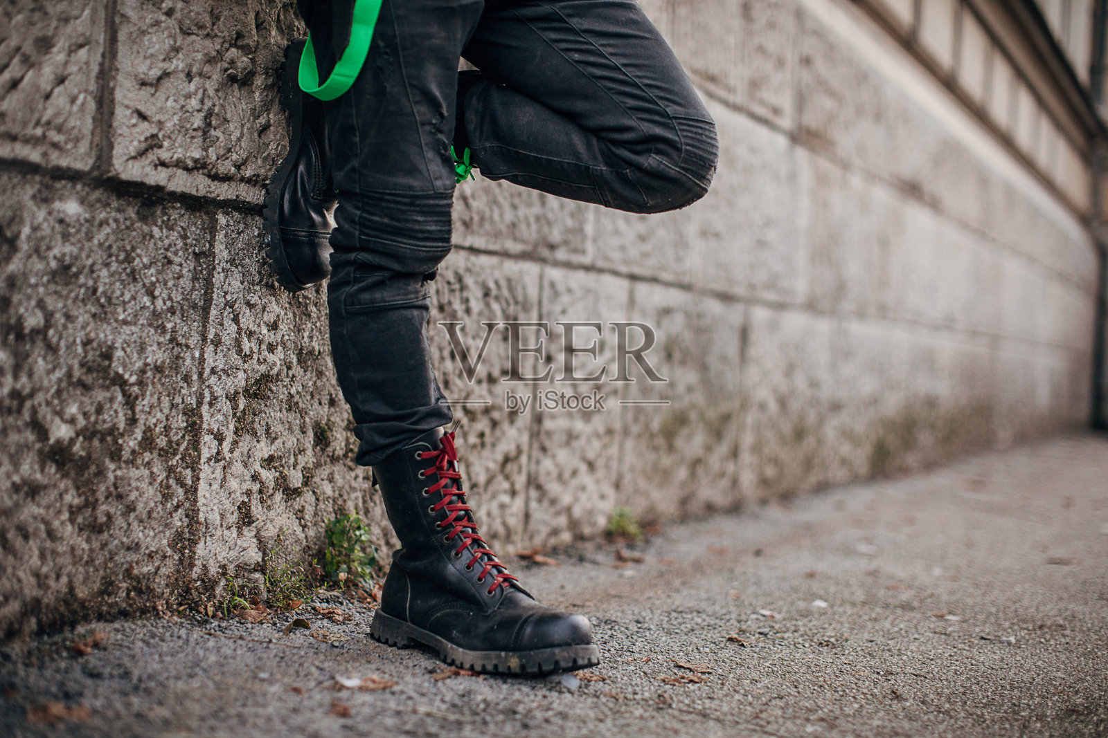 穿着战斗靴的男人站在街上照片摄影图片