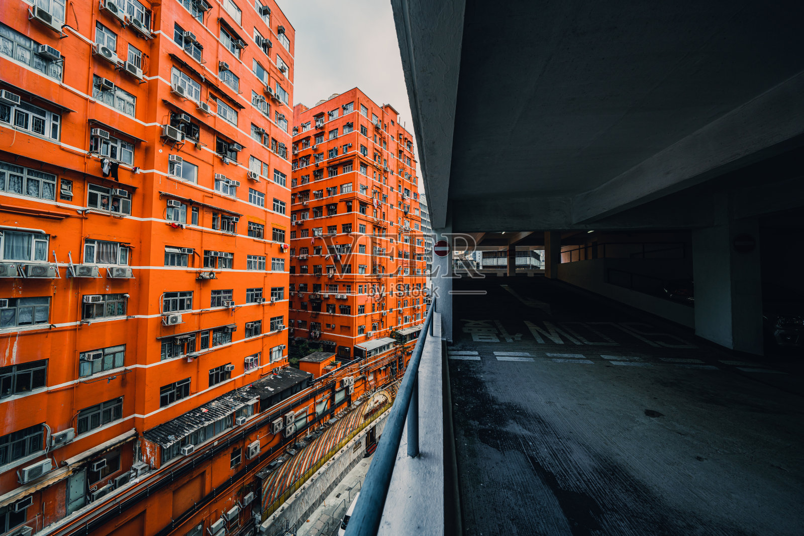 现代化建筑的停车场照片摄影图片