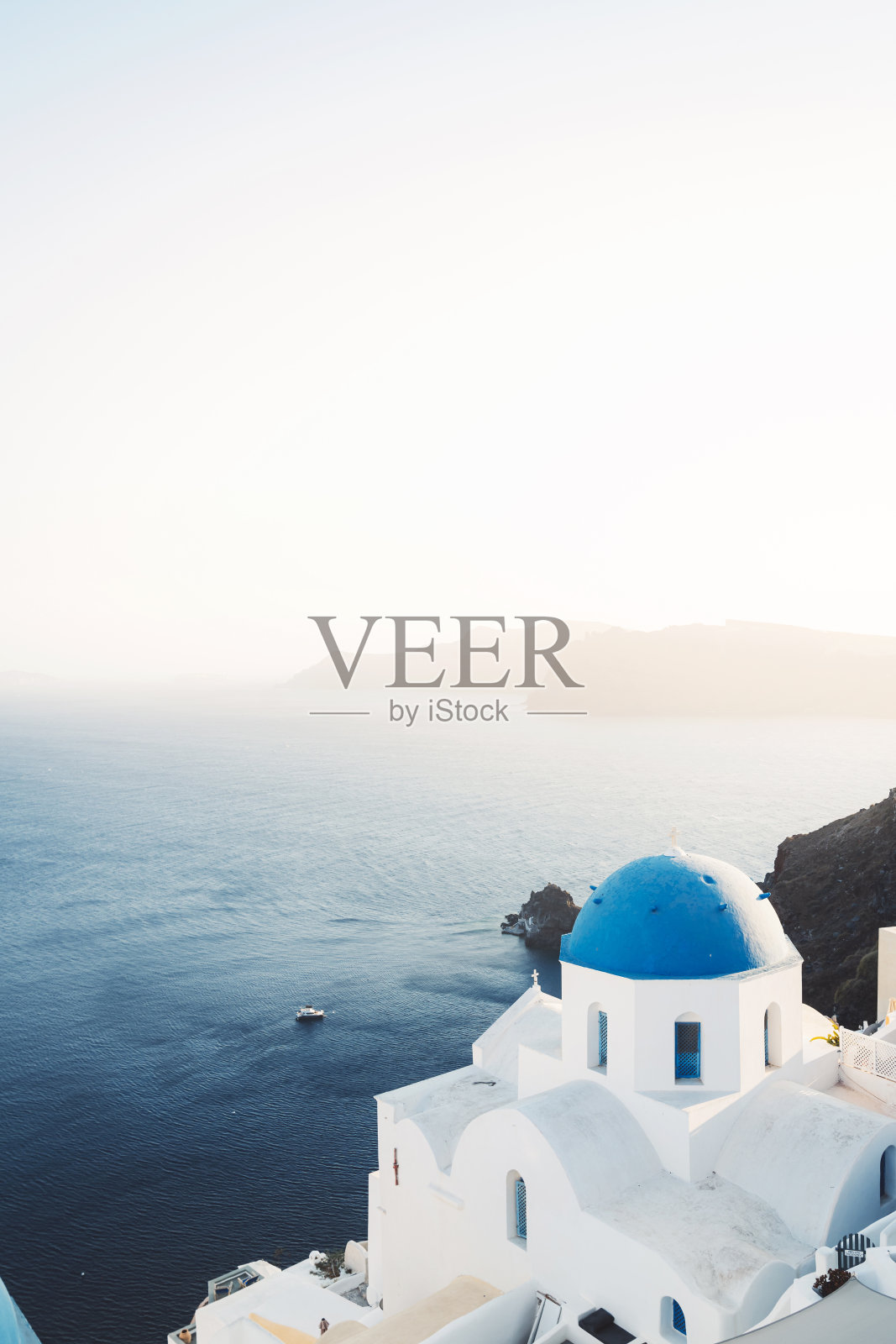 垂直照片与典型的希腊教堂和海景照片摄影图片