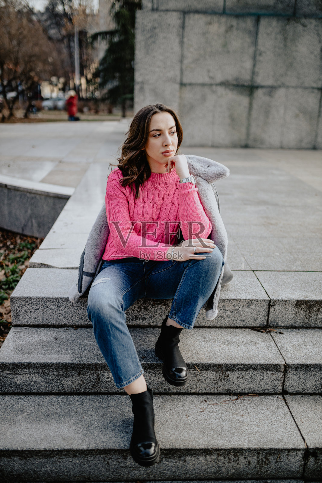 穿着休闲的年轻女子在城市享受秋天的一天照片摄影图片