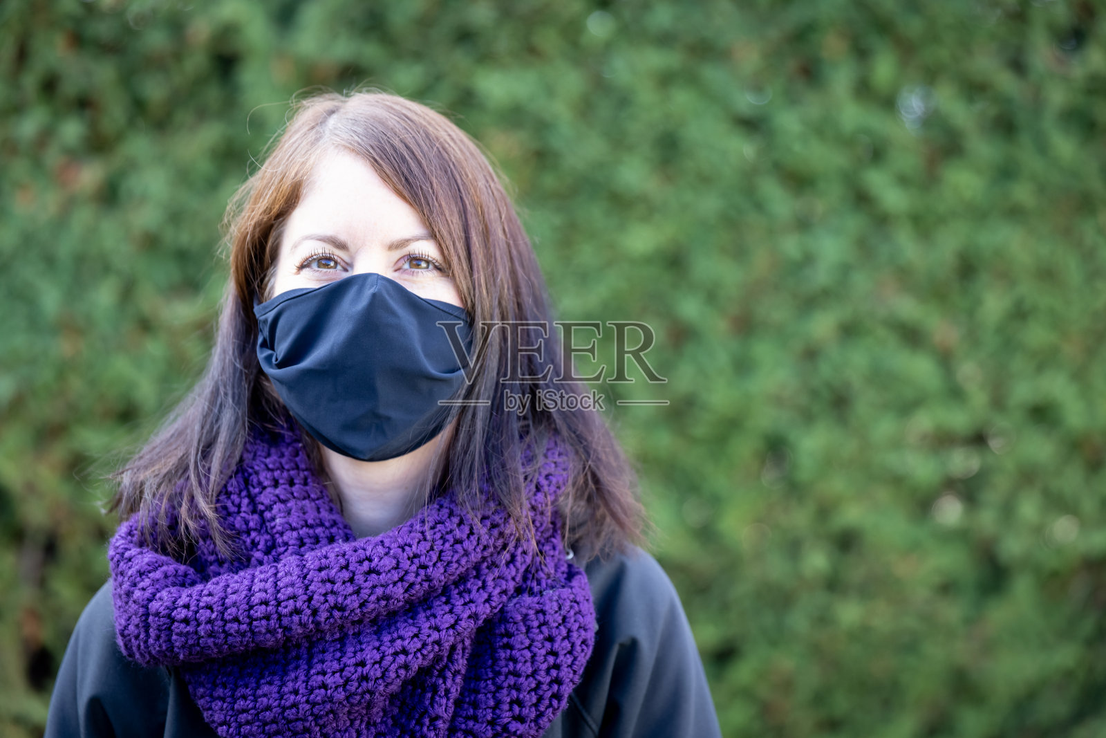 一个年轻女人在户外戴着防护面具的特写肖像照片摄影图片