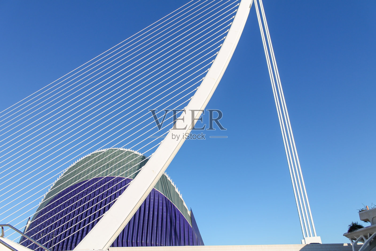 西班牙巴伦西亚现代吊桥。很好的旅游景点，位于海洋馆旁边照片摄影图片