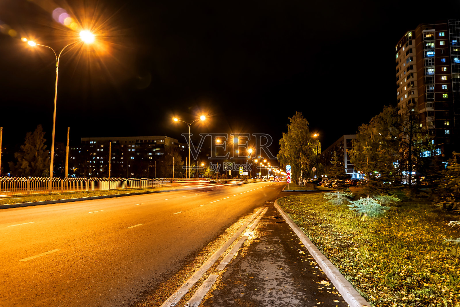夜城的艺术照片。容易模糊，不现实的色彩，巴氏杀菌效果照片摄影图片