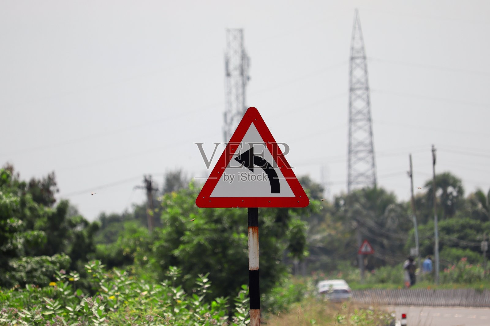 国道旁左弯交通标志照片摄影图片
