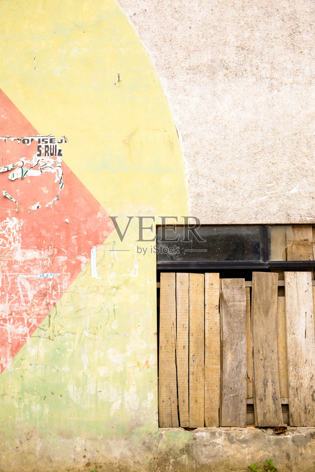 窗户被木块挡住的图像。照片摄影图片