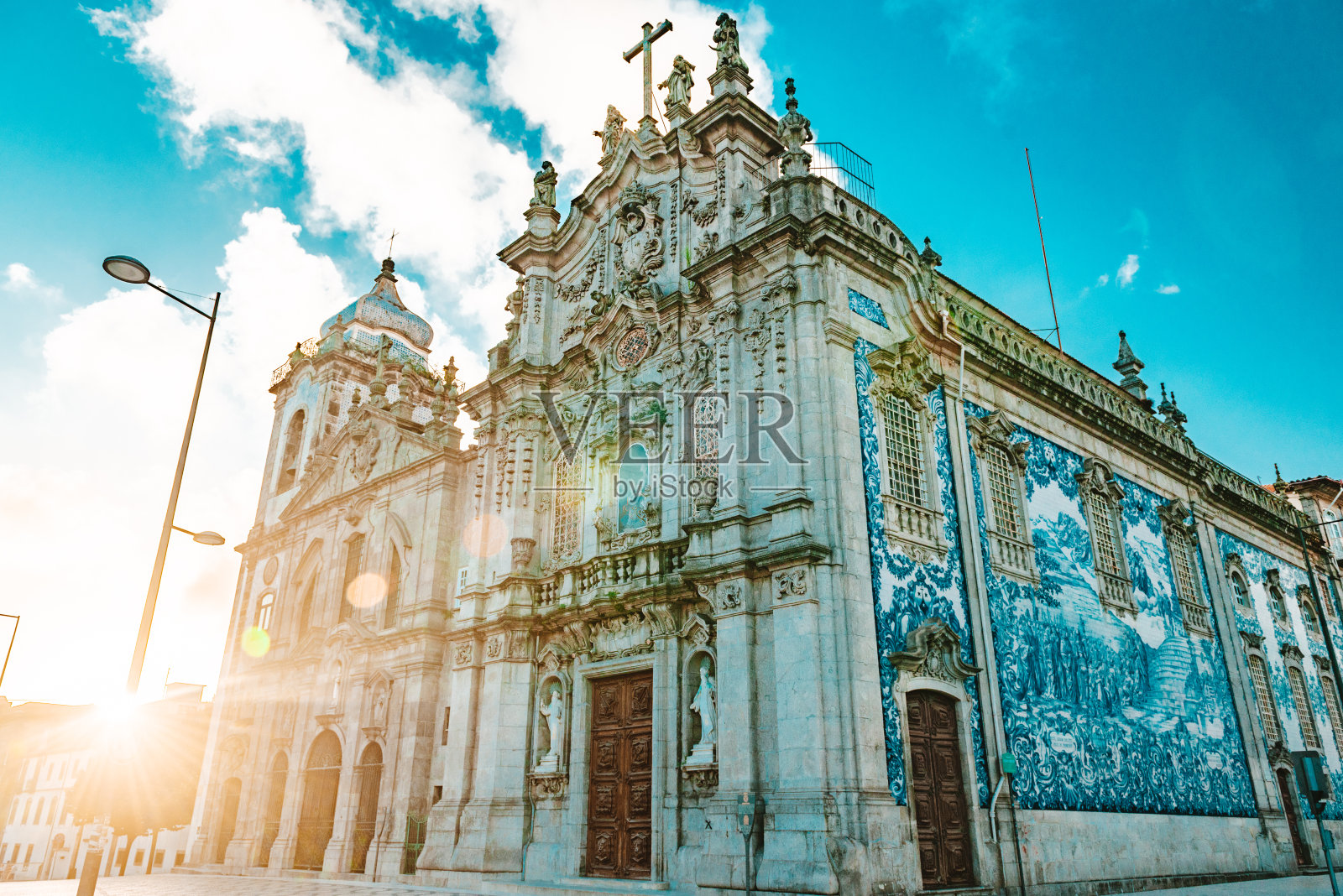 葡萄牙波尔图著名的卡莫教堂，落日时分美丽的阿祖列霍艺术照片摄影图片