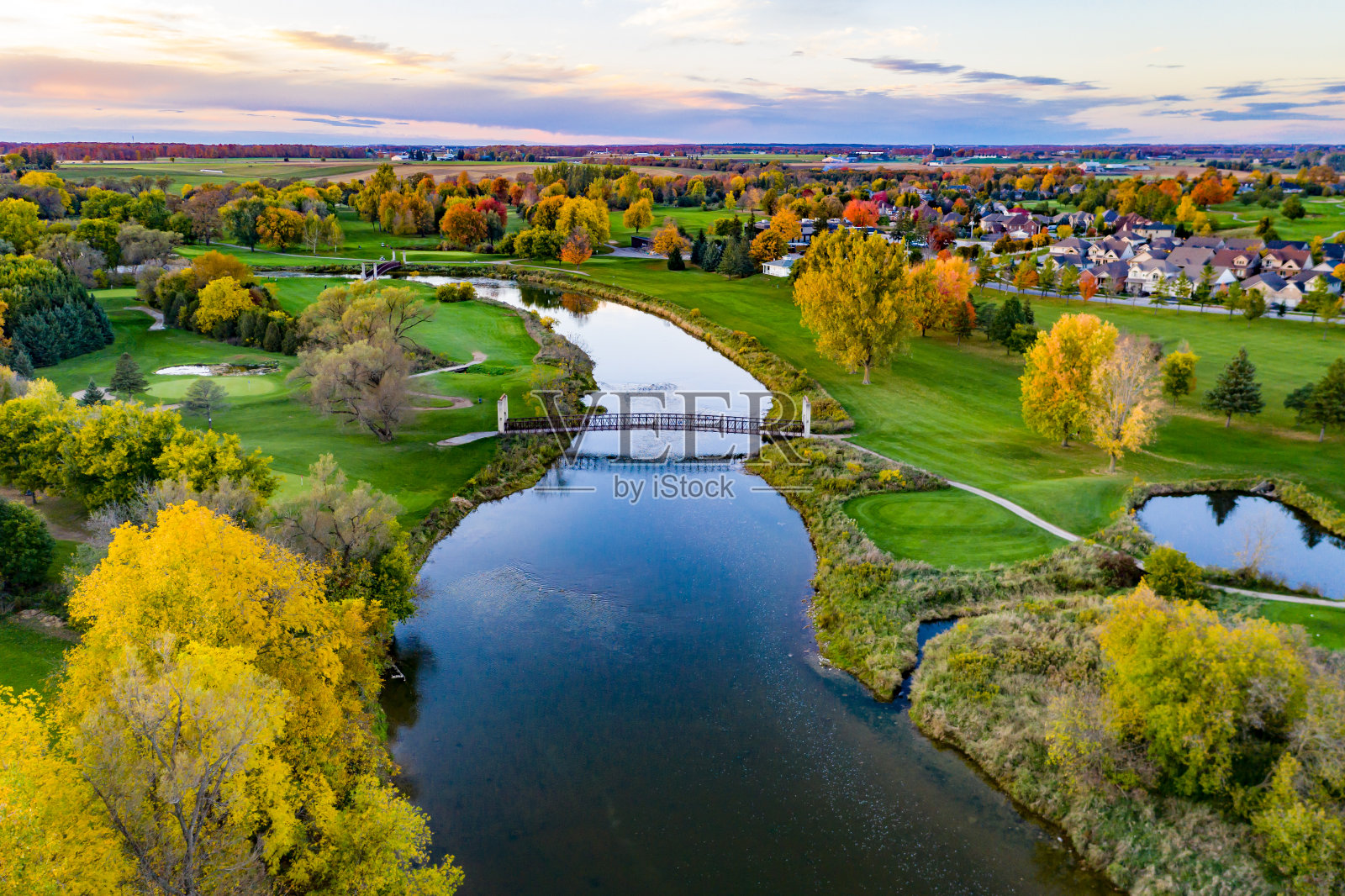空中格兰河黄昏靠近圣雅各布斯镇，加拿大安大略省照片摄影图片