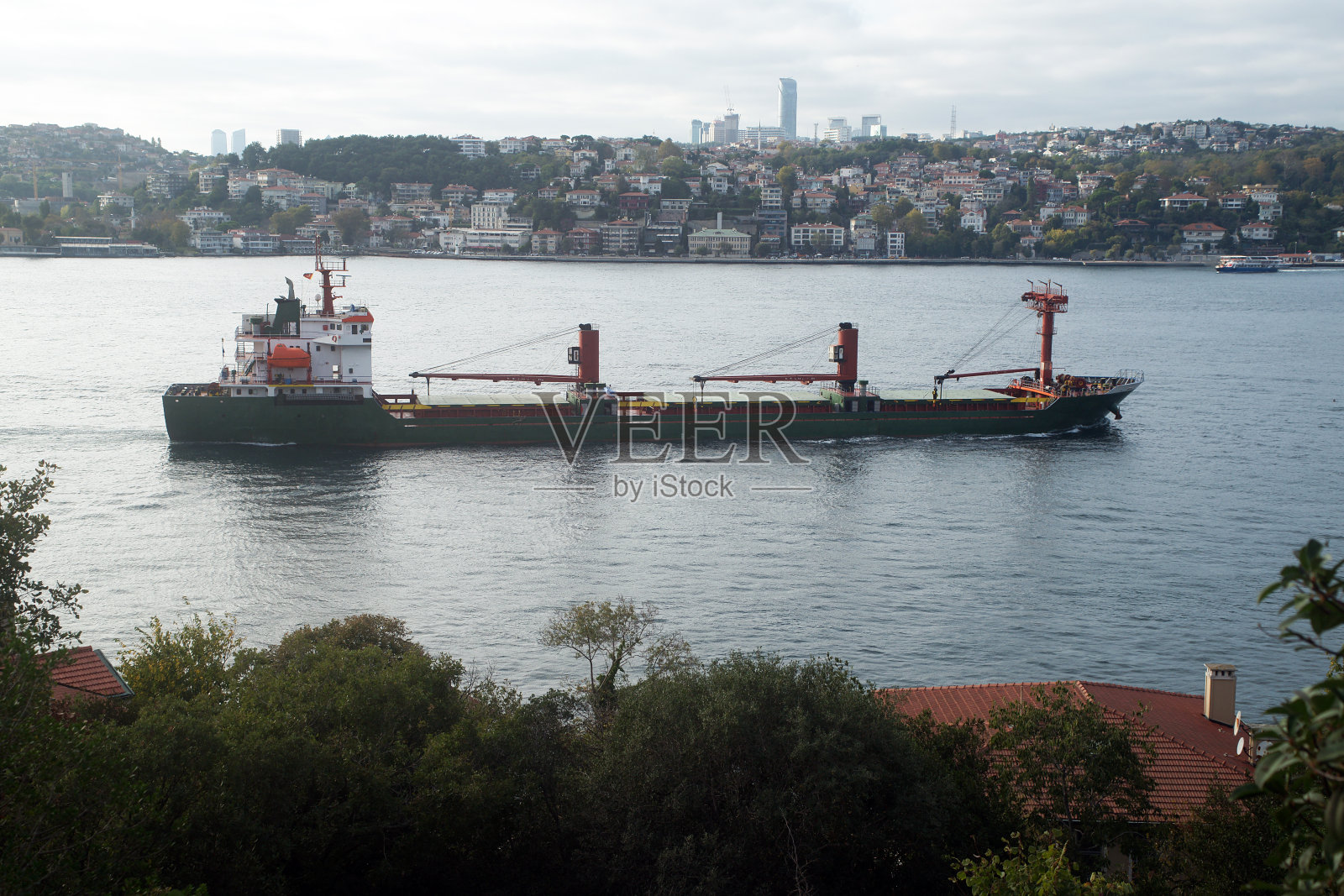 通过博斯普鲁斯海峡的运输船照片摄影图片