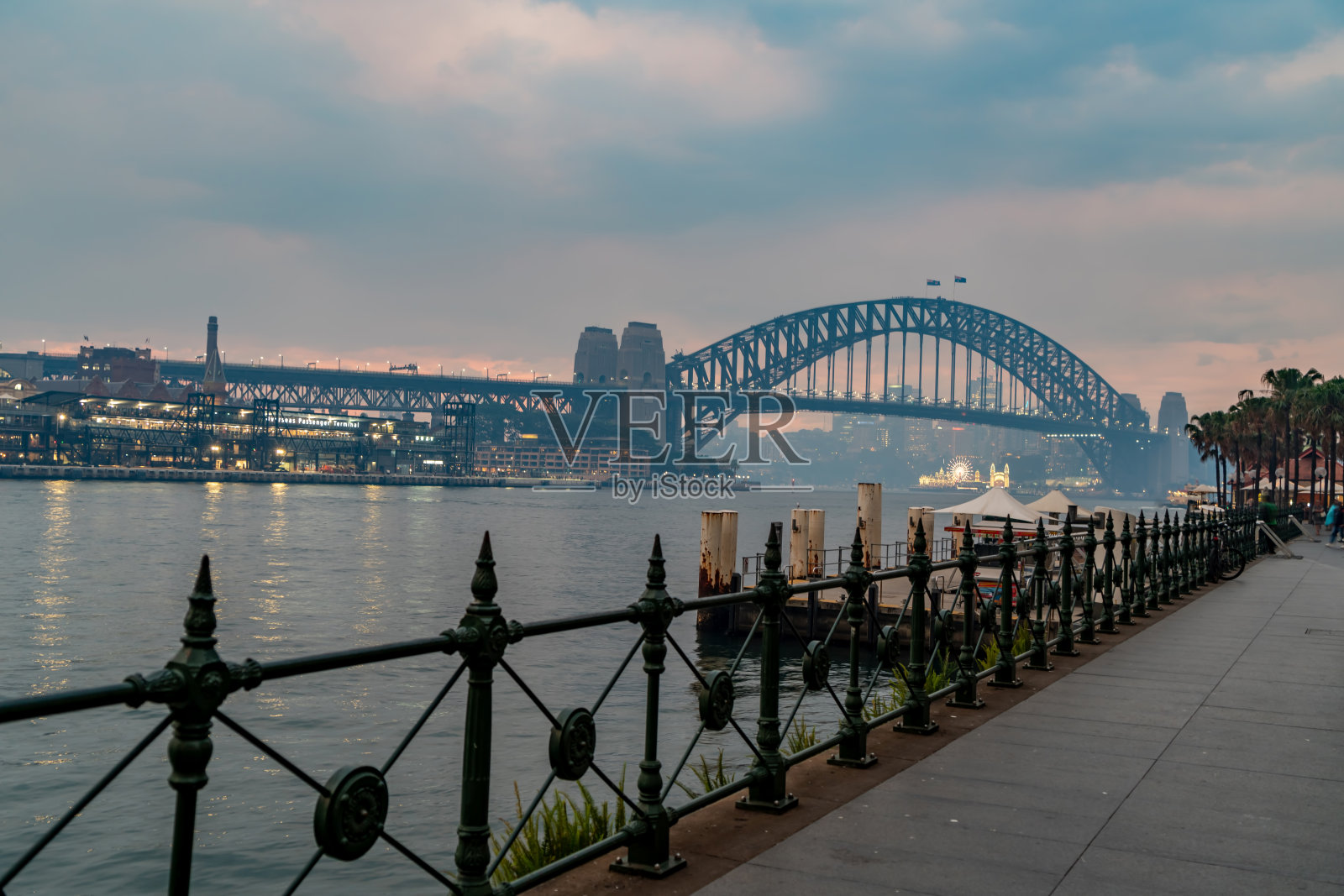 澳大利亚悉尼，东环形码头，海港大桥黄昏的景色照片摄影图片