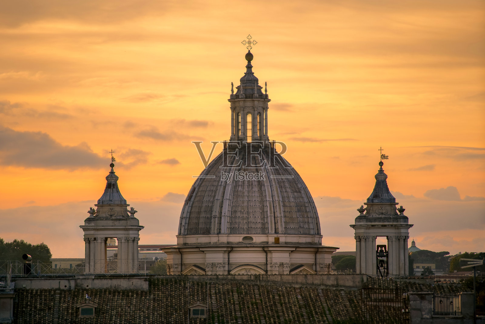 在罗马中心的圣阿格内斯教堂的圆顶后面，暗示性的日落照片摄影图片