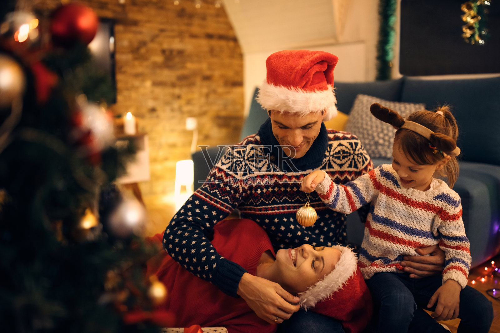 快乐的家庭有乐趣的圣诞装饰晚上在家里。照片摄影图片