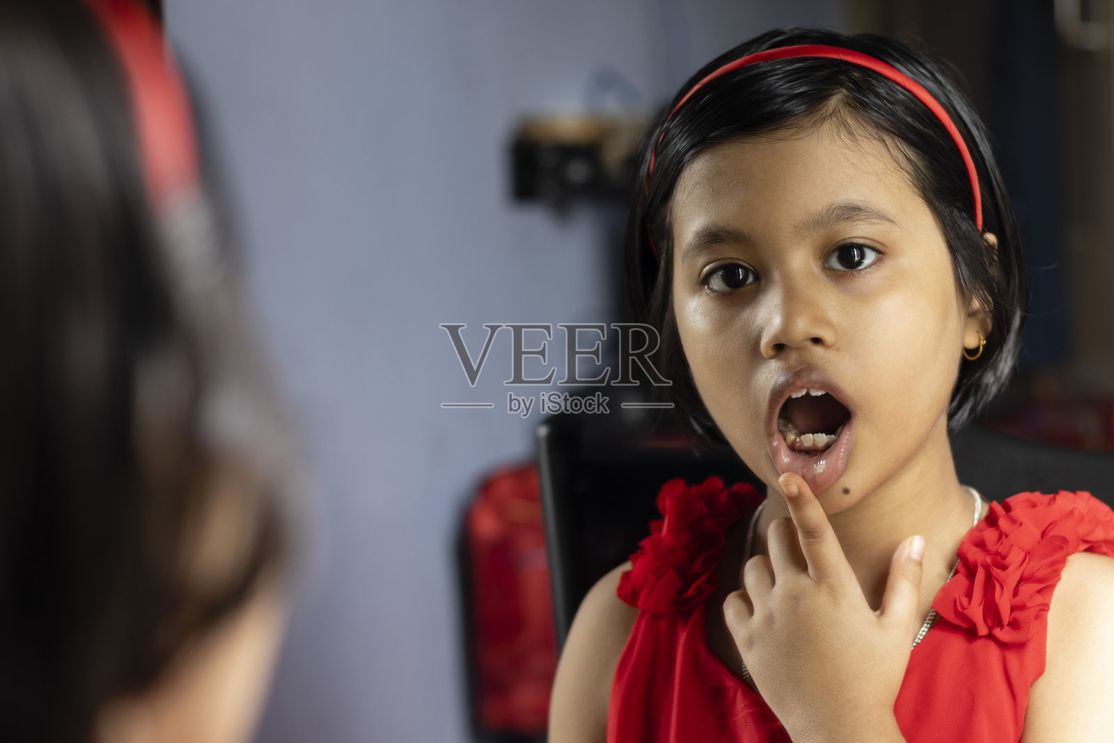 在镜子前照片摄影图片