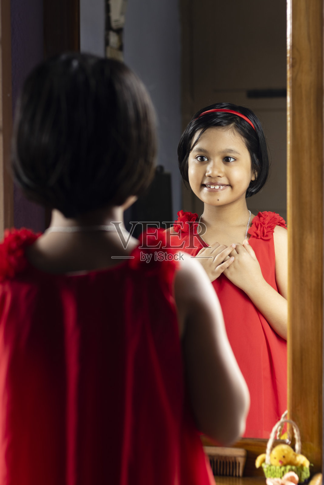 在镜子前照片摄影图片