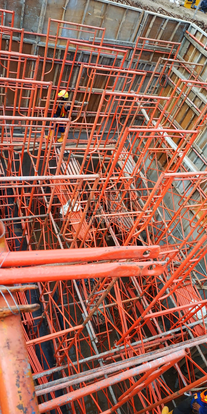 建筑工地的红色脚手架照片摄影图片