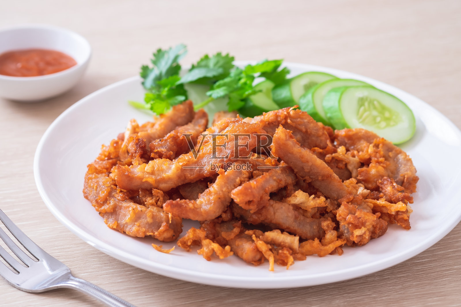 泰国菜，用蒜和胡椒炒猪肉照片摄影图片