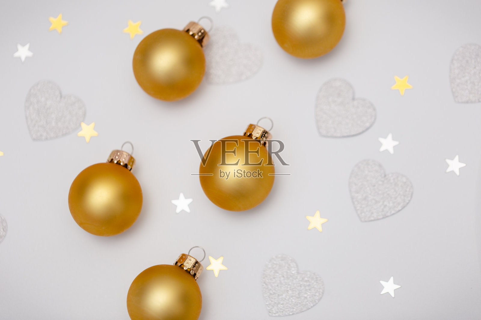 圣诞舞会，白色背景上的金色装饰。照片摄影图片