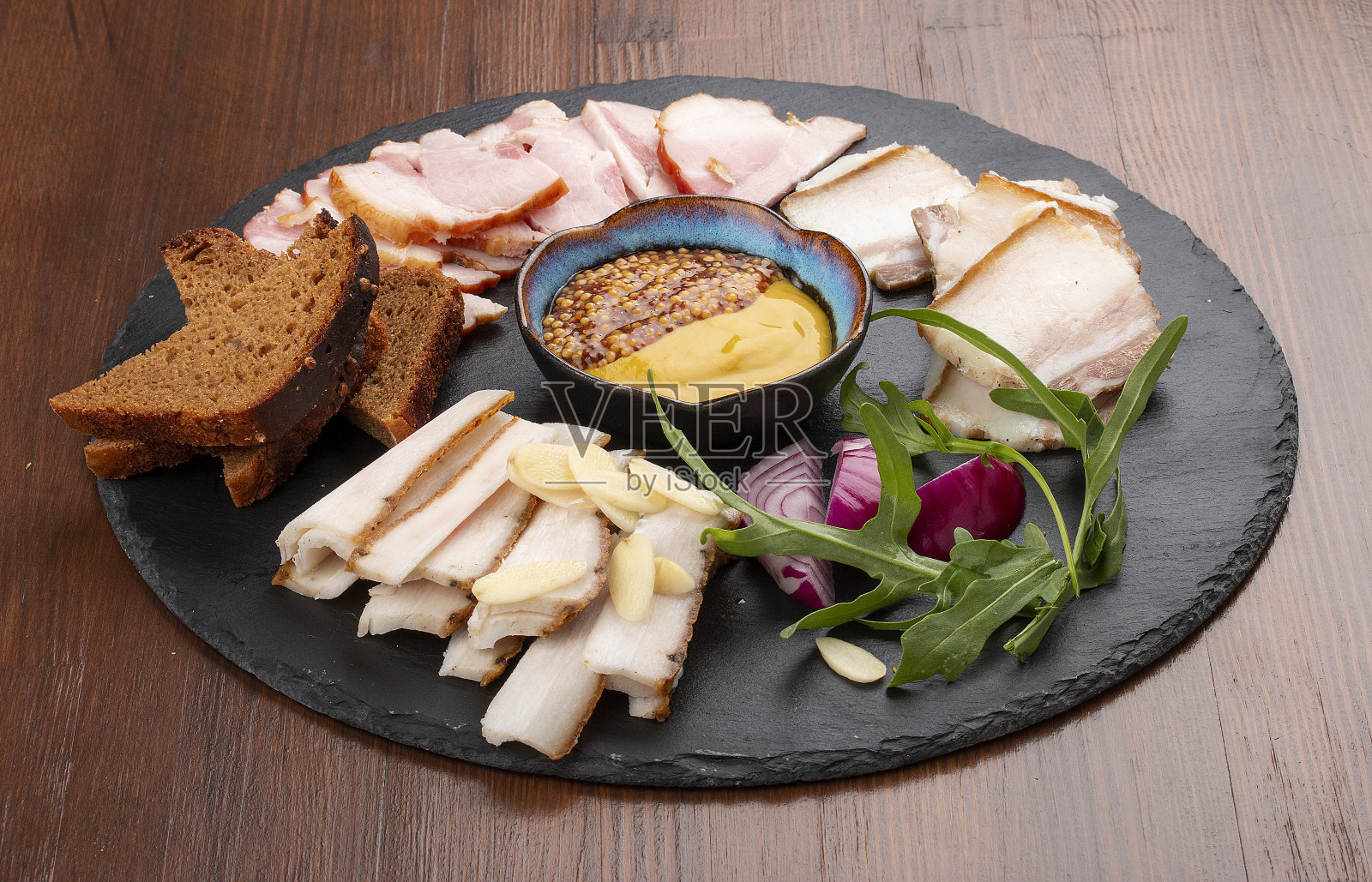 猪油套各种类型，配大蒜、洋葱和芥末照片摄影图片