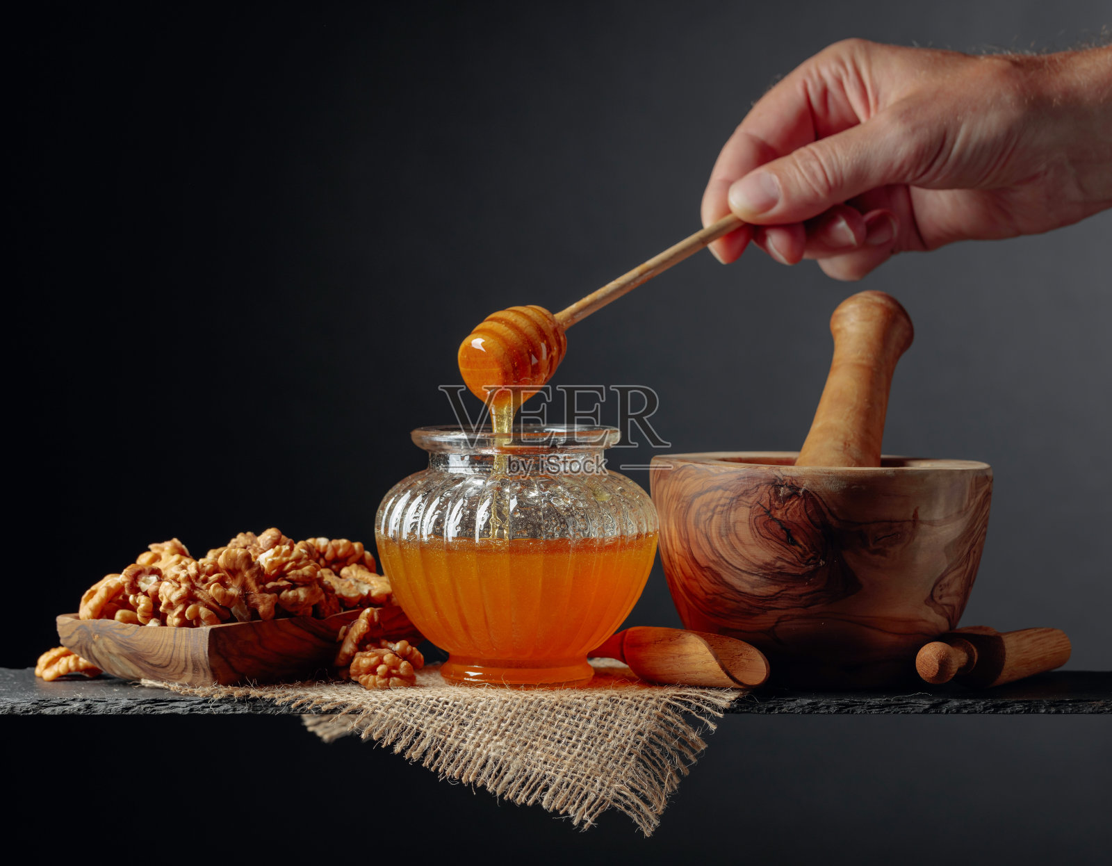 蜂蜜和核桃。照片摄影图片