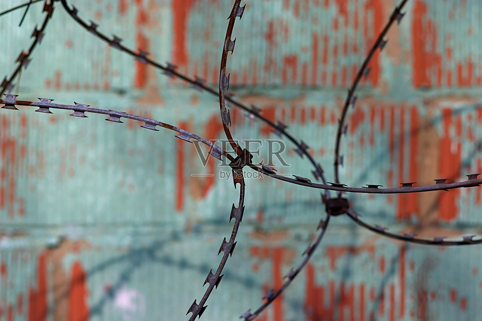 破旧的篱笆后面有带刺的铁丝网照片摄影图片