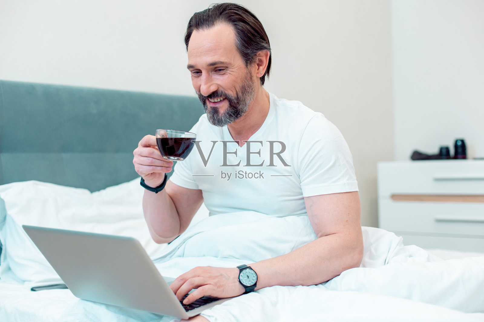 愉快的早晨，热饮和有趣的新闻在网上照片摄影图片