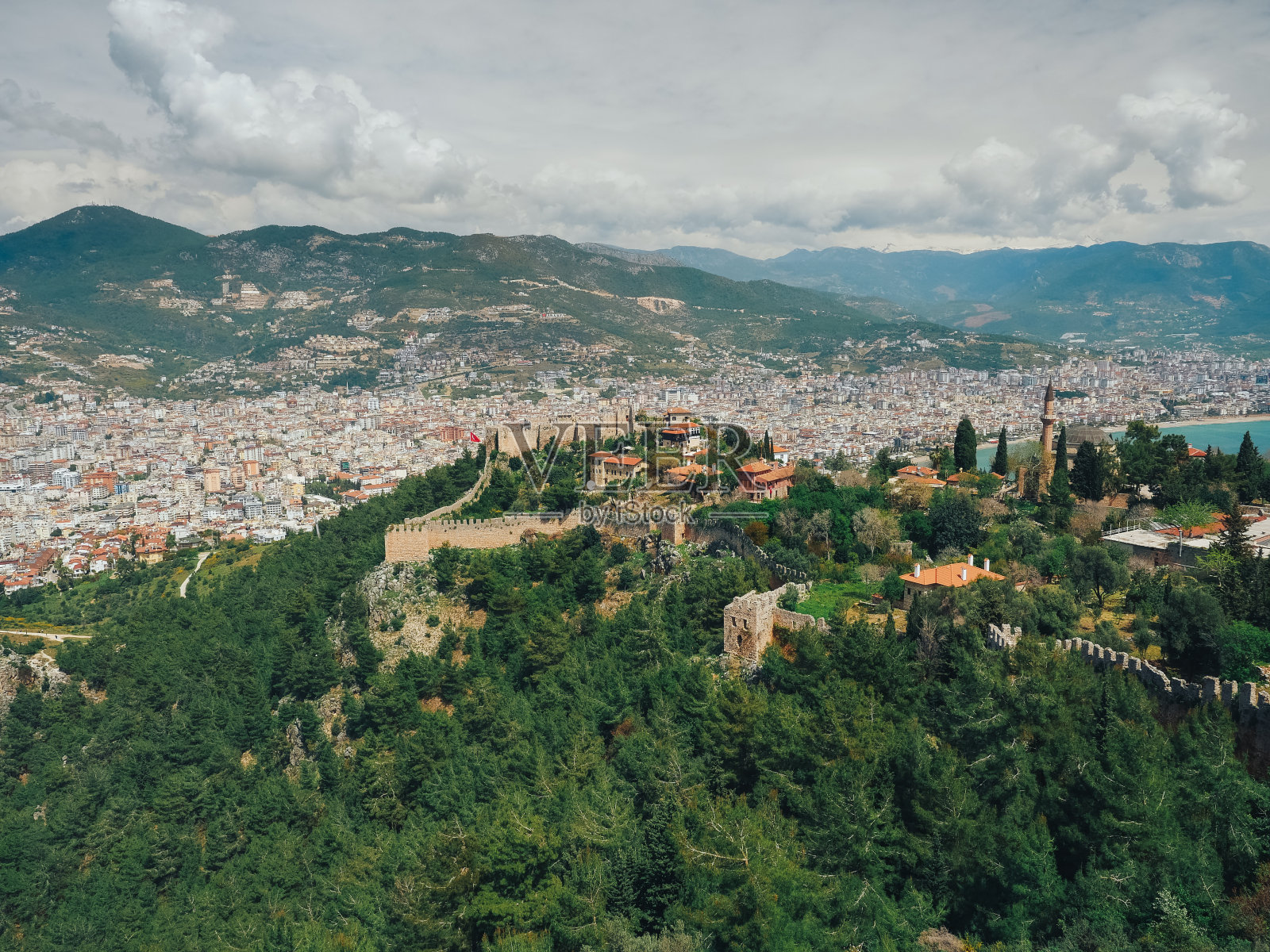 广阔的视野到阿兰亚城与城堡废墟在前视图照片摄影图片