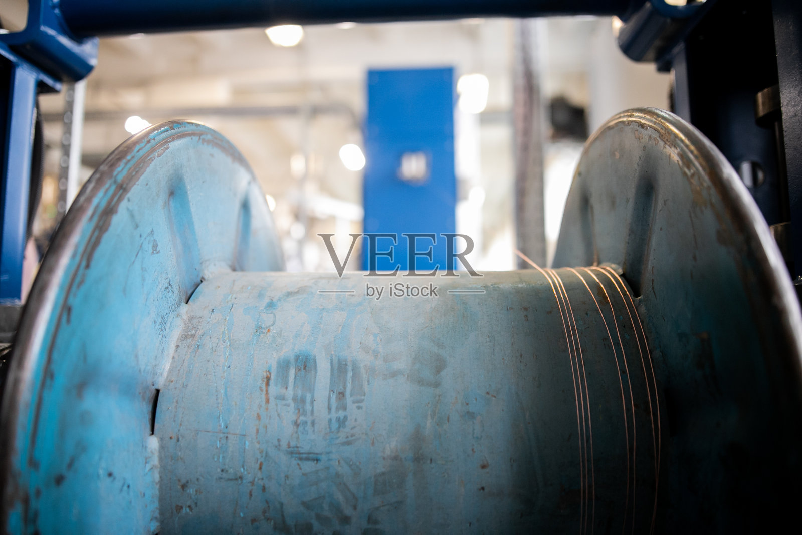 在一个用来生产强力电缆的旧发电厂里。照片摄影图片