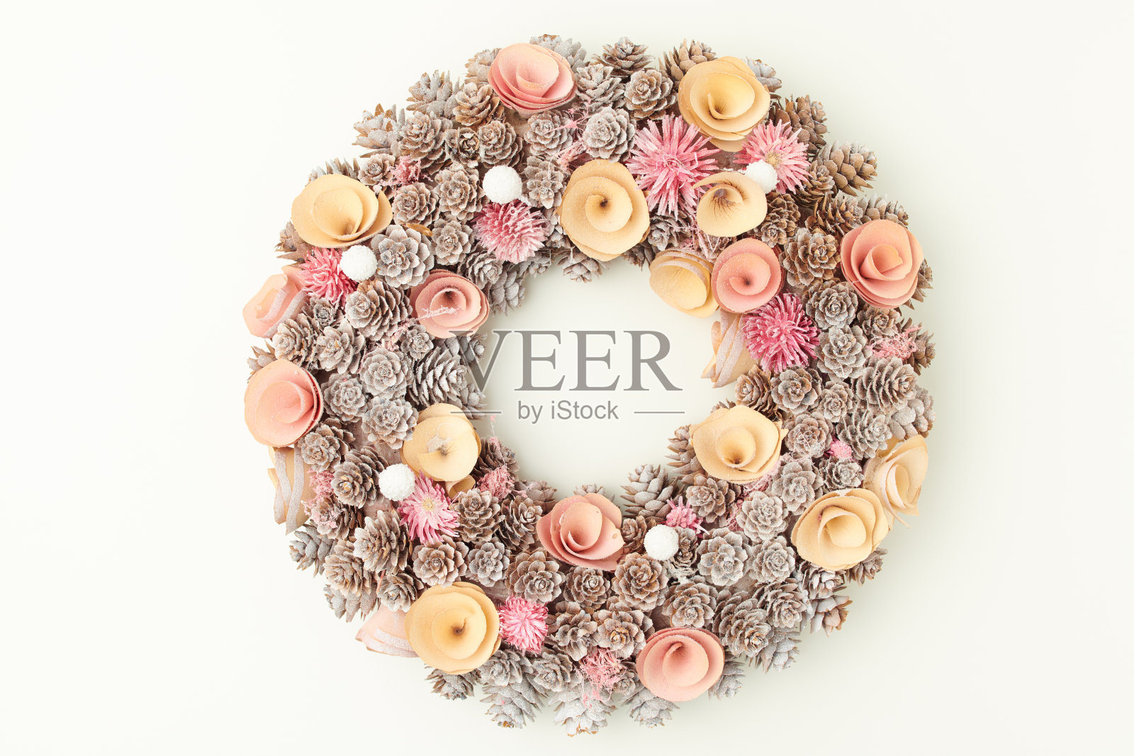 平躺在白色的花圈上照片摄影图片