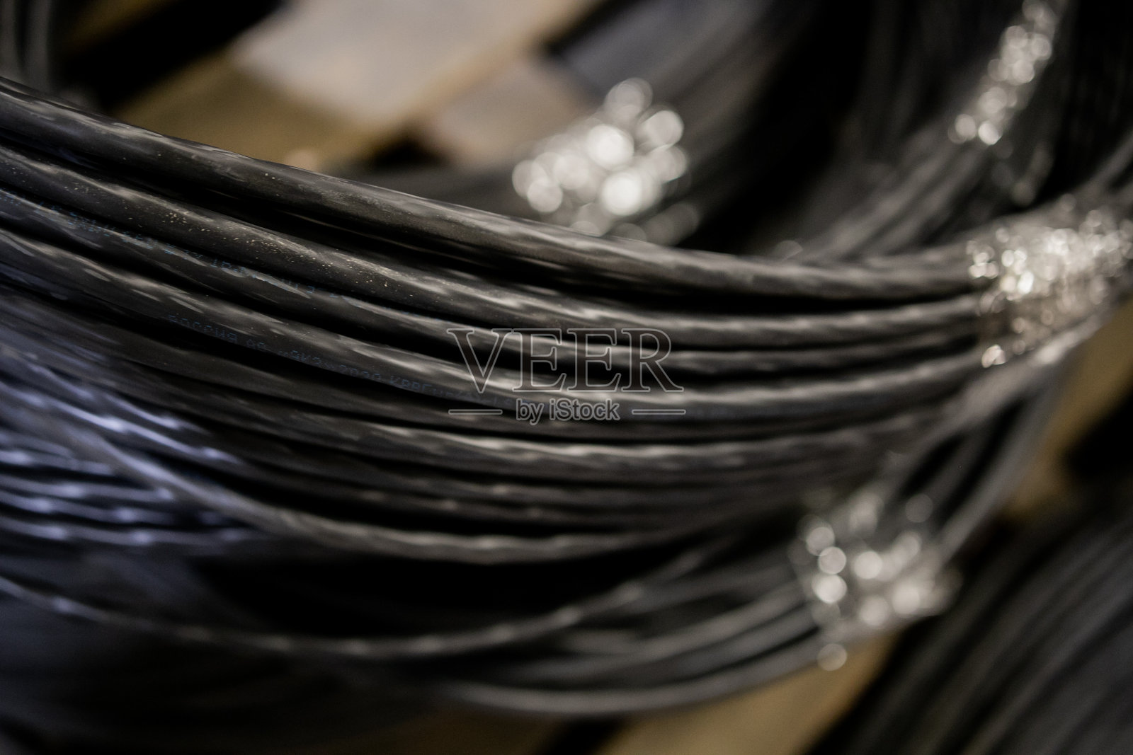 仓库工业企业。储存钢丝绳的钢卷。照片摄影图片