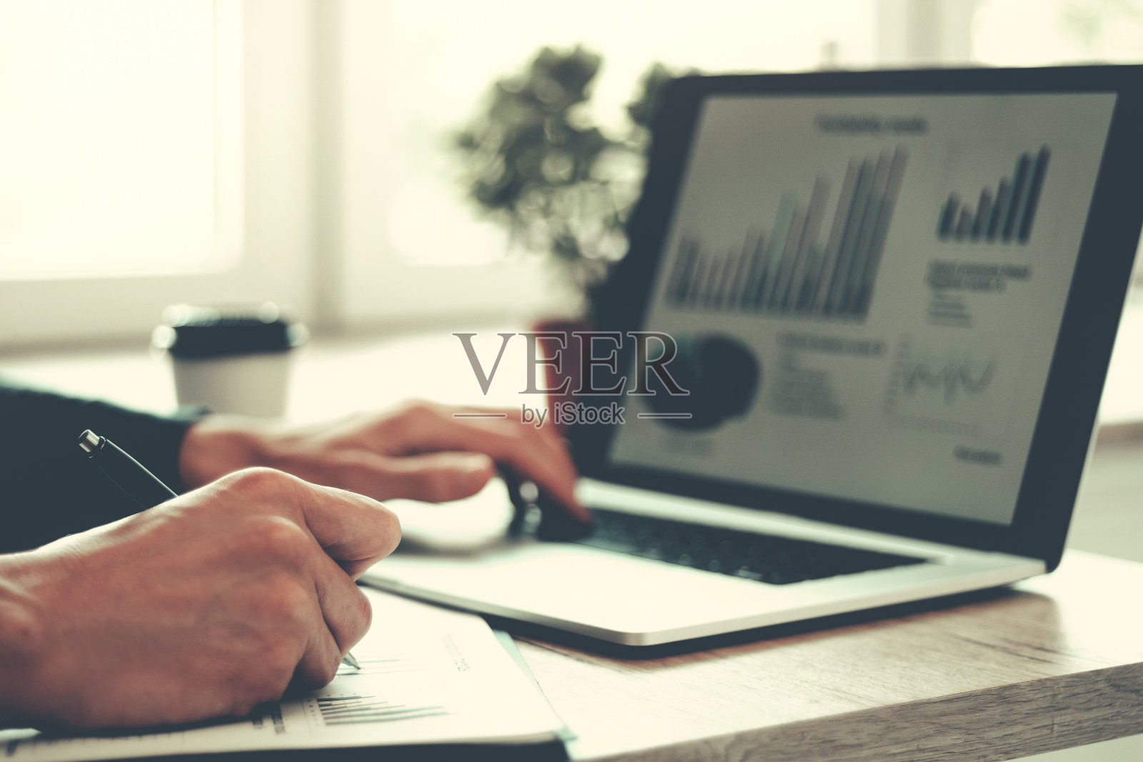 关闭了。商人的工作是分析财务表格照片摄影图片