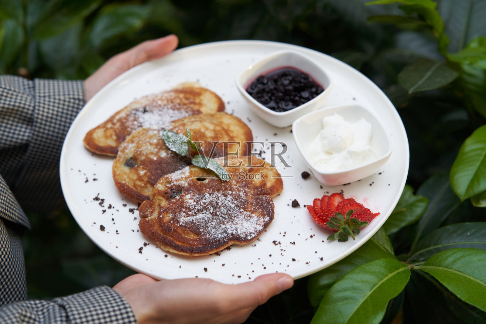煎饼配新鲜浆果和果酱。健康的早餐表照片摄影图片